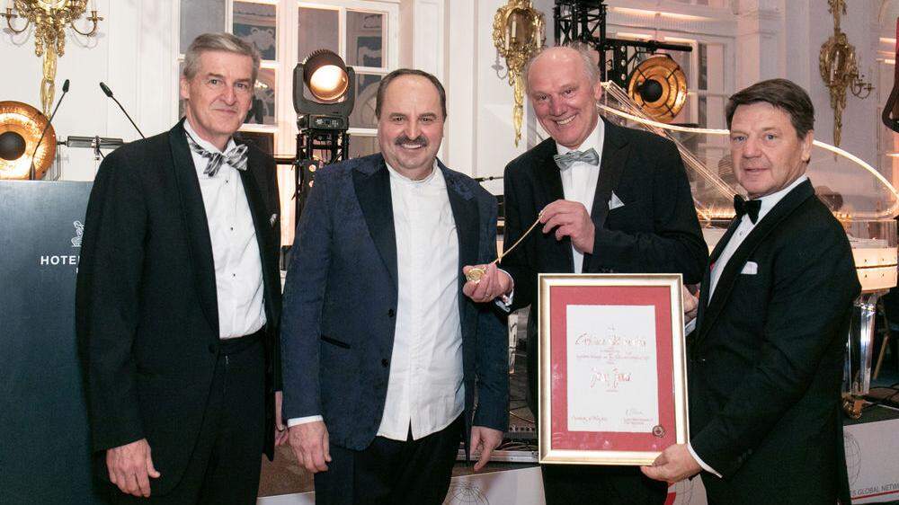 Verleihung der Goldenen Uhr: Hans Strohmaier (Vorstandsvorsitzender von Sweets Global Network), Laudator Johann Lafer, Preisträger Josef Zotter und Uwe Lebens (Aufsichtsratsvorsitzender von Sweets Global Network)