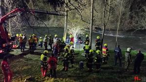 Mittels Kranwagen wurde der Pkw ans Ufer gezogen 