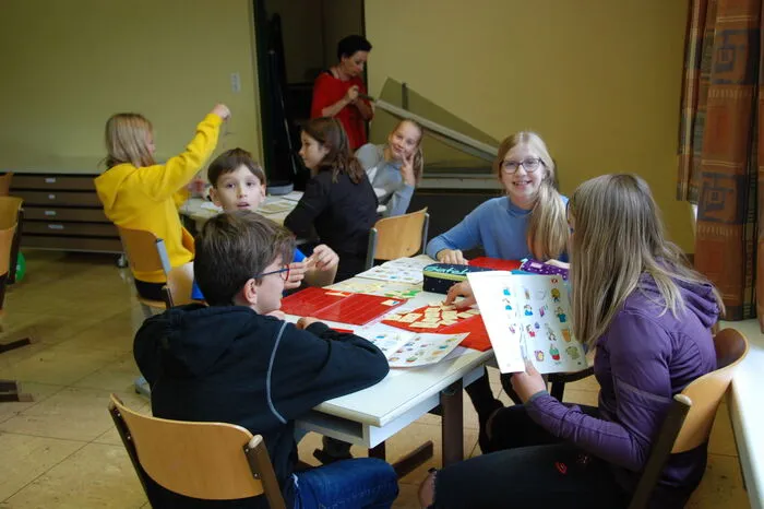 Die Kinder haben sichtlich Spaß dabei.