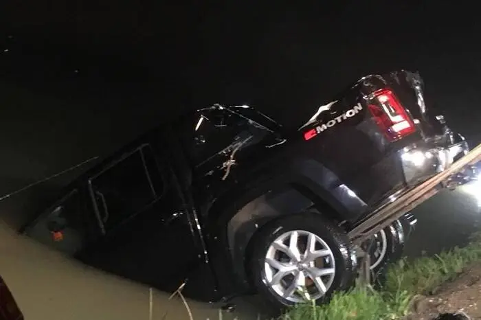 Etwas später konnte der Pick-up aber von Booten abgeschleppt und vom Bundesheer-Kran aus dem Wasser gezogen werden.