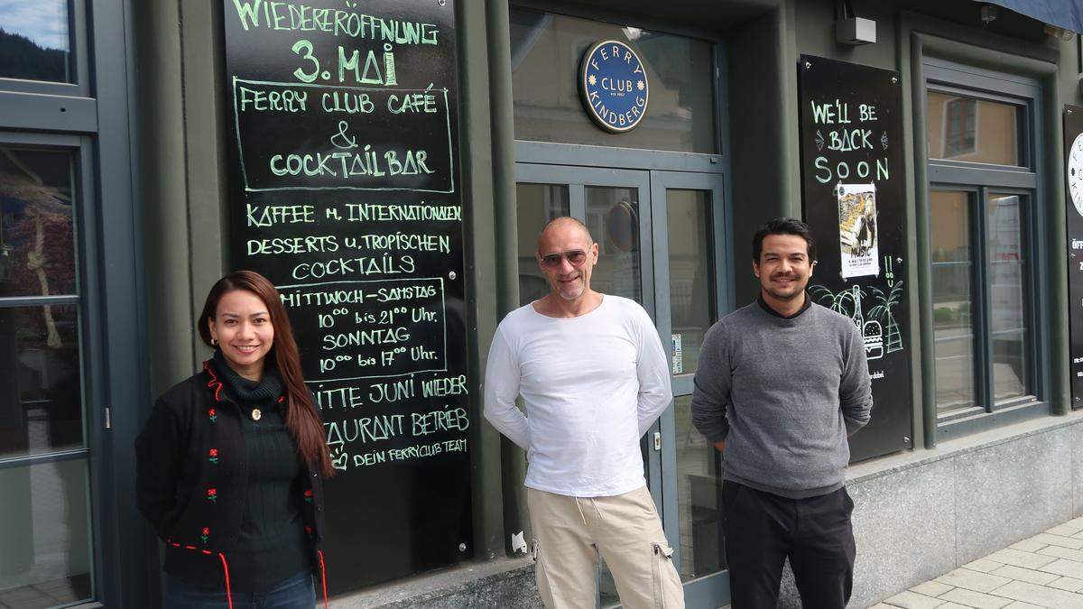 Ang Trobi und ihr Bruder mit Michael Kroissenbrunner (Mitte)