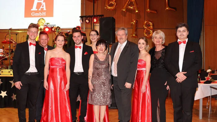 Das Ballkomitee bestand von der 5 AHH mit ihrem Klassenvorstand Ilse Plieschnegger und den Schülern Corinna Gastinger, Kaja Lungkofler, Thomas Sobian sowie von der fünf BHH dem Klassenvorstand Irmgard Malle und den Schülern Julia Freithofnig und Philipp Rauter. Auch Direktor Walter Olsacher hat wieder mit seinem Lehrerteam tatkräftig zum Gelingen des Balles mitgeholfen, das er wieder ein voller Erfolg wurde!