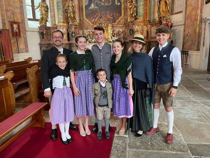 Elisabeth und Armin Gatterbauer mit ihren sechs Kindern