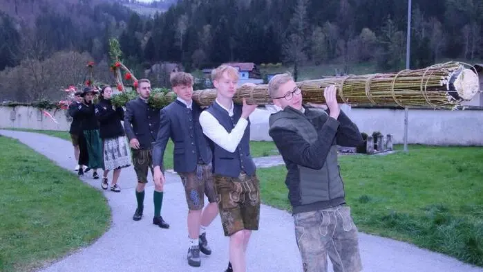 Die Menschen, viele davon von auswärts, standen am Kirchplatz in Kainach schon dicht gedrängt, als die Landjugend Kohlschwarz mit ihren Riesen-Palm einzog.