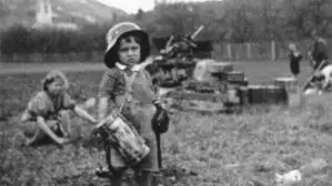 Kinder am Fronleichnamsweg in Liezen, die mit zurückgelassenem Kriegsmaterial spielen. Aufzeichnungen zufolge passierten dabei immer wieder schwere Unfälle, einmal sei gar ein Schüler ums Leben gekommen, als eine Handgranate explodiert sei, heißt es in „Liezen im Zeitspiegel – Das Ende des Zweiten Weltkrieges“ von David Gaigg