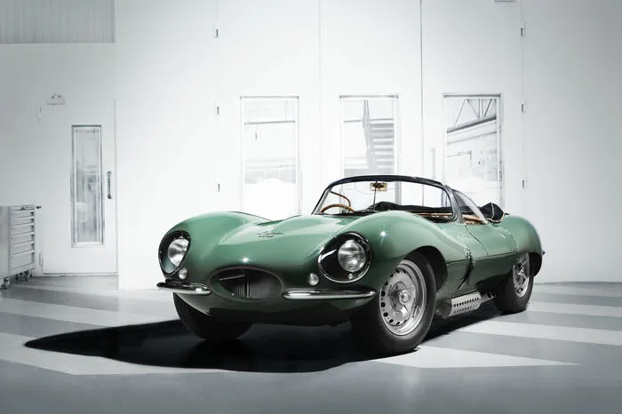 Die Geschichte dahinter ist folgende: Der XKSS gilt als einer der ersten Supersportwagen der Geschichte. Im Februar 1957 zerstörte ein Brand im Jaguar-Werk Browns Lane im englischen Coventry insgesamt 270 Autos – darunter neun noch nicht komplettierte Jaguar XKSS. Sie gehörten zu einer Kleinserie von 25 Fahrzeugen, die Jaguar auf Basis des dreifachen Le-Mans-Siegers D-Type zu Straßensportwagen umgebaut hatte.