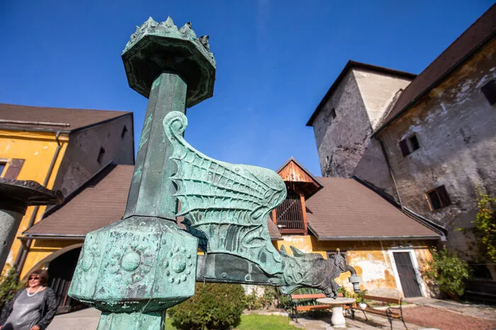 Hubert Panger senior schuf das Drachenbrunnen-Ensemble im Innenhof ...