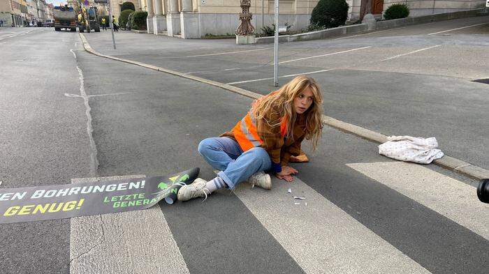 Die Deutsche Anja Windl ist bekanntestes Gesicht der "Letzten Generation". Sie klebte in Graz auch wieder auf der Straße