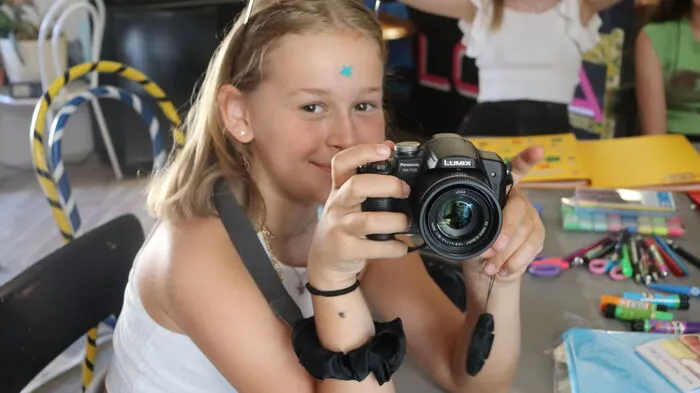 Charlotte hat ihre eigene Kamera mitgebracht.