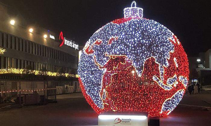 Die Welt ist eine - Christbaumkugel. Weihnachtsgruß am Brüsseler Flughafen Zaventem