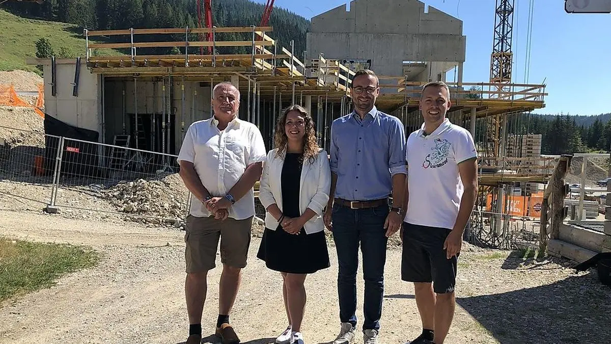 Johann Dieter, Bianca De Silva, Jochen Jance und Christoph Bammer vor der Baustelle