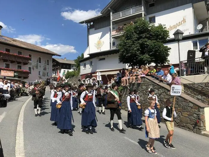 Beim Bezirksmusikfest treffen sich die Kapellen des Musikbezirkes Iseltal zum gemeinsamen Einmarsch (hier in Virgen beim 68. Bezirksmusikfest)