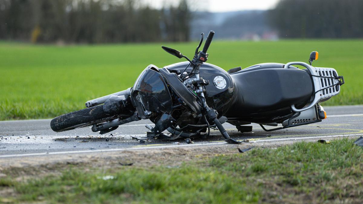 Der Motorradlenker (17) und seine Beifahrerin (15) wurden bei dem Unfall schwer verletzt