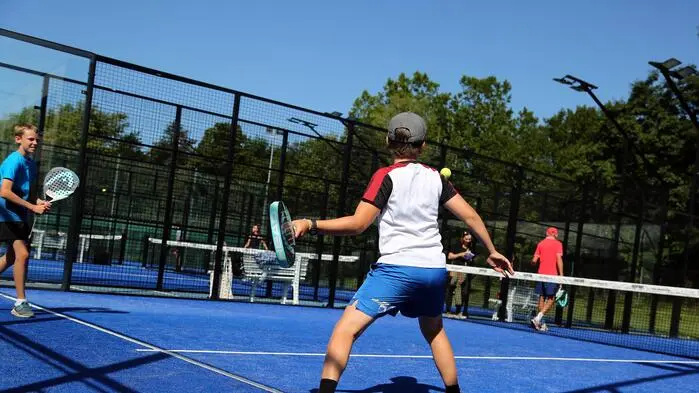 Ob im Freien oder überdacht – Padeltennis boomt allerorts  