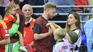 Courtois (links) und De Bruyne mit ihren Familien