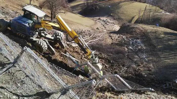 Die Zufahrt in das Flattacher Bergdorf war nach dem Unwetter im November an mehreren Stellen schwerst beschädigt. Seit Donnerstag ist sie wieder befahrbar. Im Frühling erfolgen nachhaltigere Sanierungsmaßnahmen.