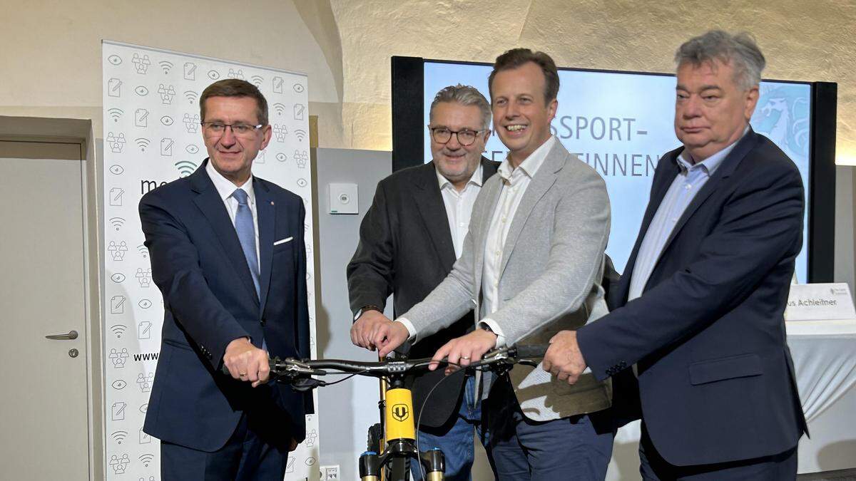 Sportminister und Vizekanzler Werner Kogler (rechts) mit den Sport-Landesräten Markus Achleitner (OÖ), Peter Hacker (W) und Karlheinz Kornhäusl (St). 
