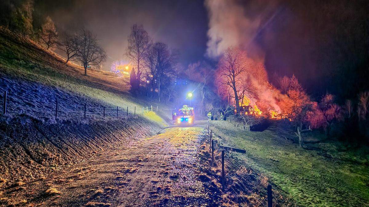 Das Haus brannte bis auf die Grundmauern nieder 