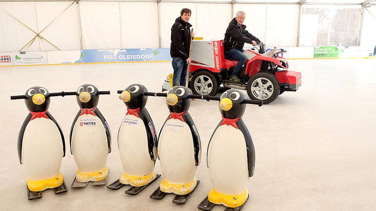 Die fünfköpfige Pinguinfamilie steht den Kindern am Faschingsdienstag ein letztes Mal zur Verfügung