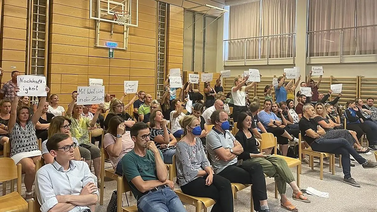 Mit Schildern machten die Eltern auf ihre Anliegen aufmerksam