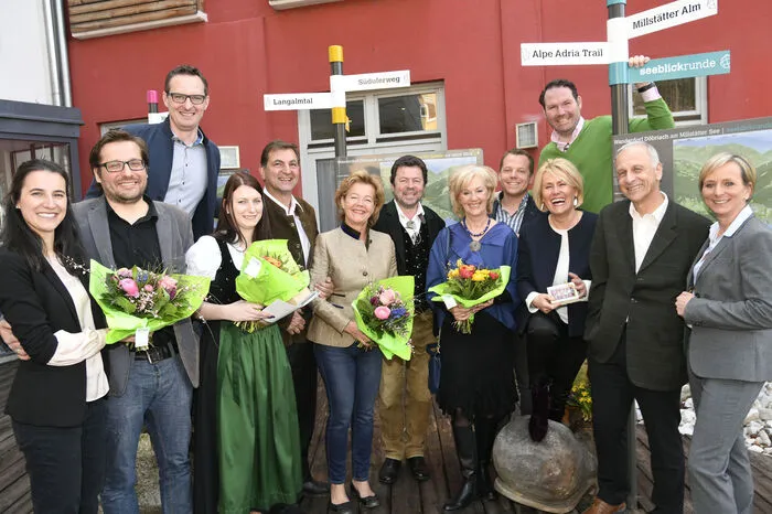 Von links: Die Unternehmer Leila und Georg Mössler (Camping), Bürgermeister Michael Maier, Katharina Strafner (Ferienhotel Trattnig), Adolf Burgstaller (Familiengut Hotel), Barbara Kern (Hotel zur Post), Gerhard und Karin Maier (All in Hotel Zanker), Paul Kern, Maria Wilhelm, Michael Berndl (Romantik Hotel Seefischer), Sieghard Preis und Melanie Golob (Tourismusverband)