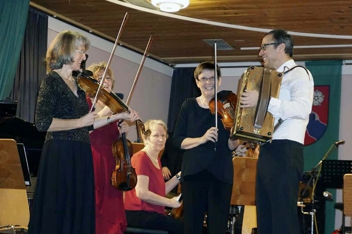 Zu den festlichen Klängen der "Familienmusik Potzmann"...