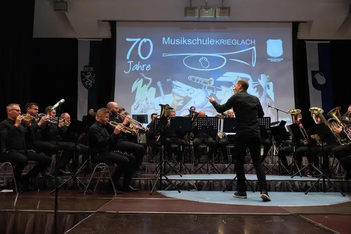 Der steirische Komponist Siegmund
Andraschek komponierte eigens für das Jubiläum der Musikschule eine Fanfare, die beim Fest uraufgeführt wurde