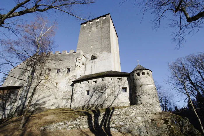 In den 1990er Jahren war „Frau Bürgermeister“ in Lienz schon ein geflügeltes Wort – Helga Machne (ÖVP) war die erste Amtsträgerin in Tirol. Seit 2011 regiert Elisabeth Blanik (SPÖ) die einstige VP-Hochburg und hat mittlerweile auch den Gemeinderat umgedreht. Auf der Zielgeraden zum scheinbar sicheren Wahlerfolg kam in letzter Minute Konkurrenz: Franz Theurl, umtriebiger Obmann des Tourismusverbands, tritt mit einer eigenen Liste an.