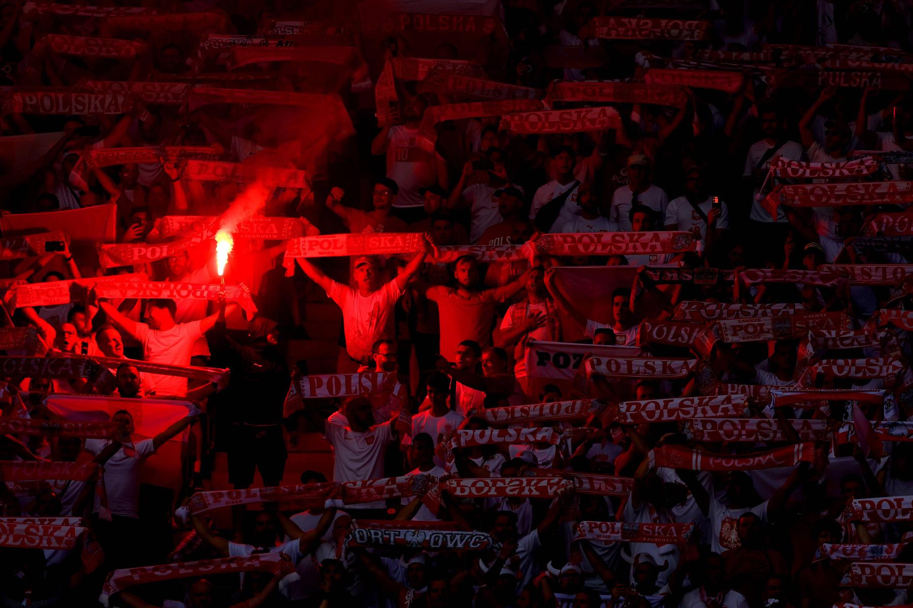 UEFA EURO 2024: Österreich - Polen: Fan stürzt von der Tribüne