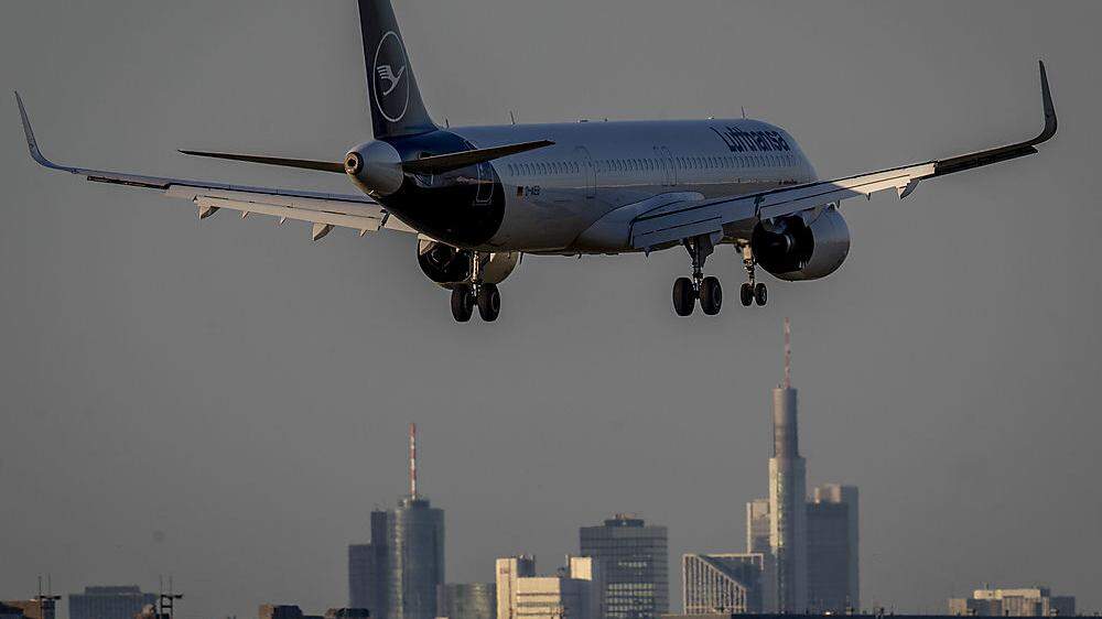 Die Lufthansa hat sich verpflichtet, Start- und Landerechte an ihren Drehkreuzflughäfen Frankfurt und München zur Verfügung zu stellen