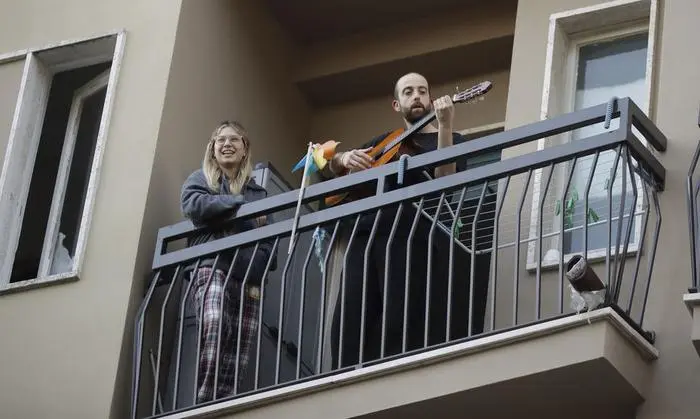 Balkonperformance als Versuch, mit der Außenwelt in Kontakt zu treten