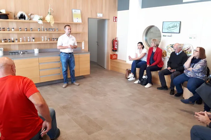 Geschäftsführer Josef Fuchs erklärt der Runde, wie der Betrieb abläuft.