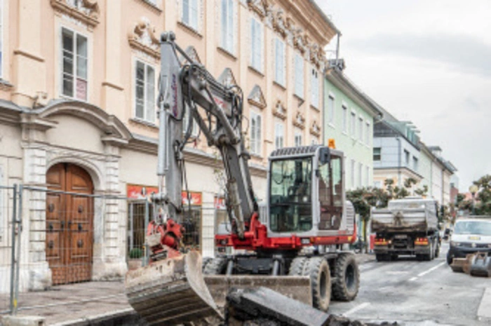 "In einer dritten Phase wird der Asphalt rund um den Neuen Platz gefärbt", erklärt der Straßenbaureferent der Stadt Klagenfurt: "Das wird an einem Sonntag oder an einem Feiertag passieren, damit der Betrieb der Geschäfte rundum nicht gestört wird."