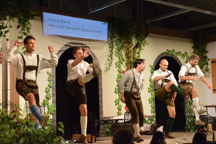 Regisseurin Patrizia Lea Weger-Chikhashvili führte die italienische Oper in ein Kärntner Dorf und ließ die Akteure in Tracht auftreten, darunter Jorge Tello Rodriguez als Quacksalber „Dulcamara“.