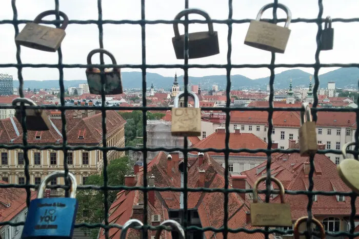 Liebesschlösser gibt es nicht nur auf der Erzherzog-Johann-Brücke, nein, auch am Schloßberg. Und zwar am Friedenssteig, der offiziell immer noch Kriegssteig heißt.