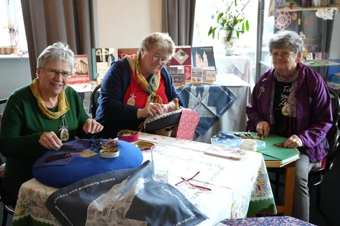 Fachkundige Damen zeigten die Spitzenkunst des „Klöppelns“ bei der Ausstellung.