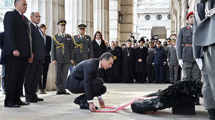 Es begann mit der Kranzniederlegung: Bundespräsident und Regierung gedachten der toten Soldaten und der Opfer des Widerstandes, es ist einer der letzten offiziellen Akte des aller Voraussicht nach scheidenden Bundeskanzlers Christian Kern