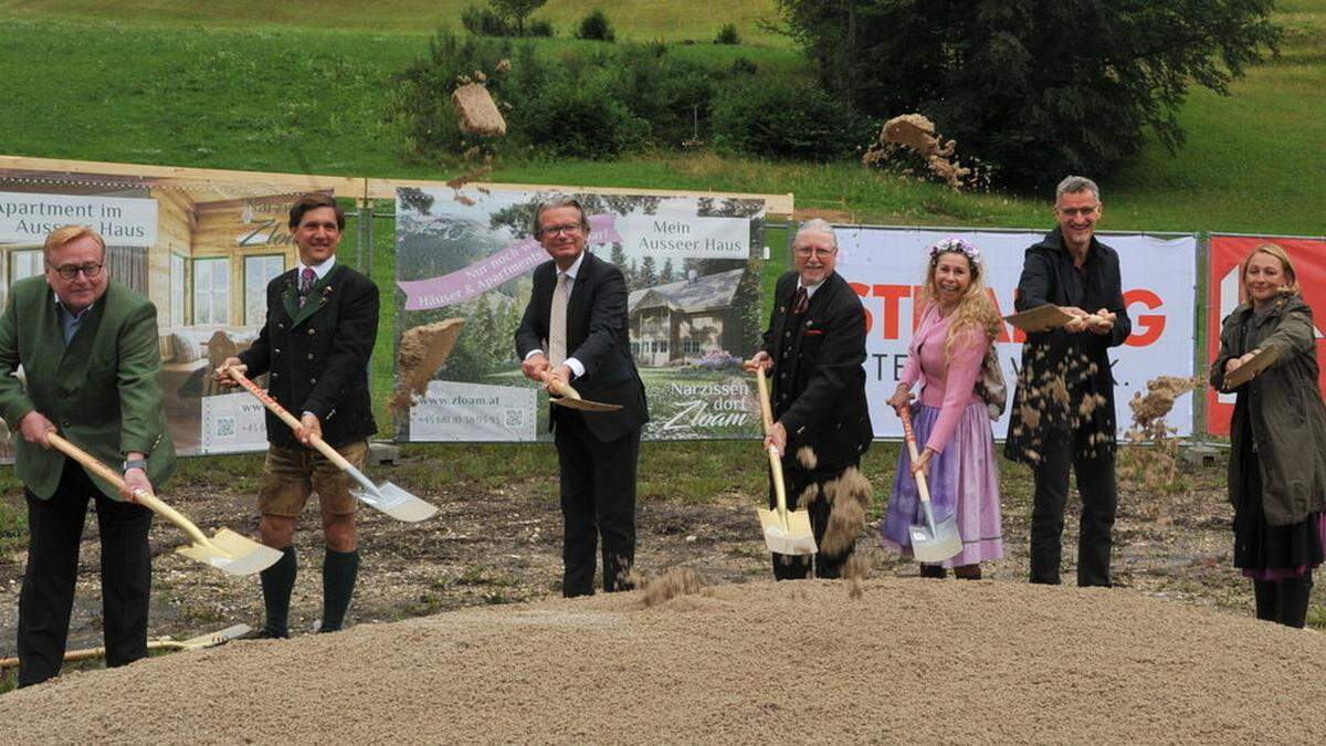 Bei recht herbstlichem Sommerwetter wurde der Spatenstich in der Gemeinde Grundlsee gefeiert