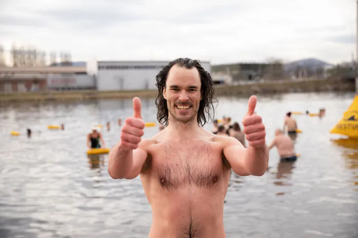 Der erfahrene Eisschwimmer Lucas Hammerer war auch mit dabei. Er trifft sich jeden Sonntag mit einer Gruppe zum Eisbaden in der Augartenbucht.
