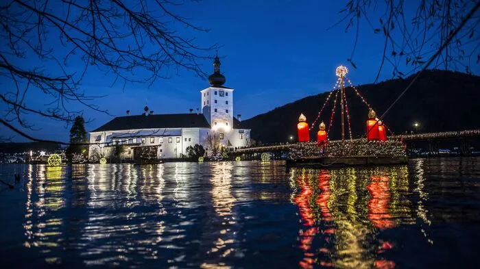 Schon wenn man über die 123 Meter lange Holzbrücke geht, ist man in Weihnachtsstimmung. Im Traunsee schwimmen nämlich eine beleuchtete Krippe, ein Adventkranz und Christbäume. Im See- und Landschloss Ort in Gmunden findet vom 2. bis 4. und 8. bis 11. 12. eine Ausstellung mit Kunsthandwerkern statt, denen man bei der Arbeit über die Schulter schauen kann. www.schloesseradvent.at