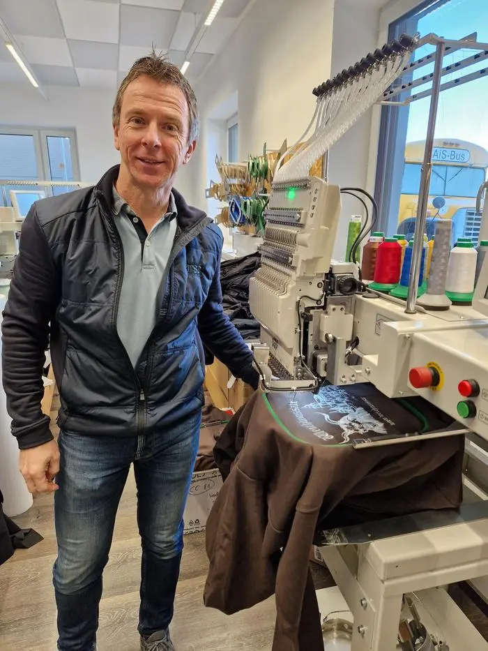 Joachim Kickmeier in der Stickerei. Vor allem Arbeitskleidung wird bestickt