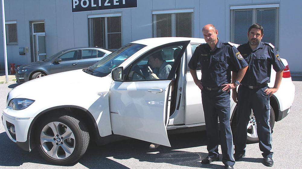 Kommandant Karl Halbwachs und Stellvertreter Thomas Loipersböck (Ilz AGM) vor dem sichergestellten BMW