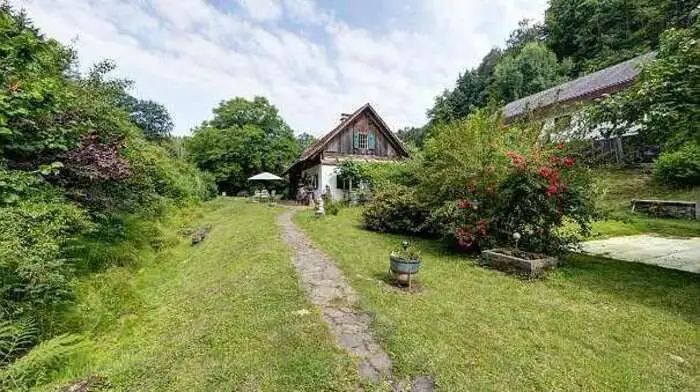 Das Haus liegt malerisch am Waldrand - mit kleinem Bach auf dem eigenen Grundstück.