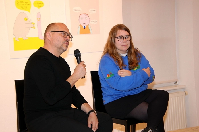 Der künstlerische Direktor des Karikaturmuseums Krems, Gottfried Gusenbauer, hielt seine Laudatio in Form einer Zwiesprache mit der Stefanie Sargnagel.