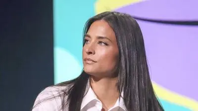 Amira Aly sitzend mit Mikrofon | Amira Aly erklärte im Podcast, dass sie einst von Oliver Pocher auf die Bühne gedrängt wurde