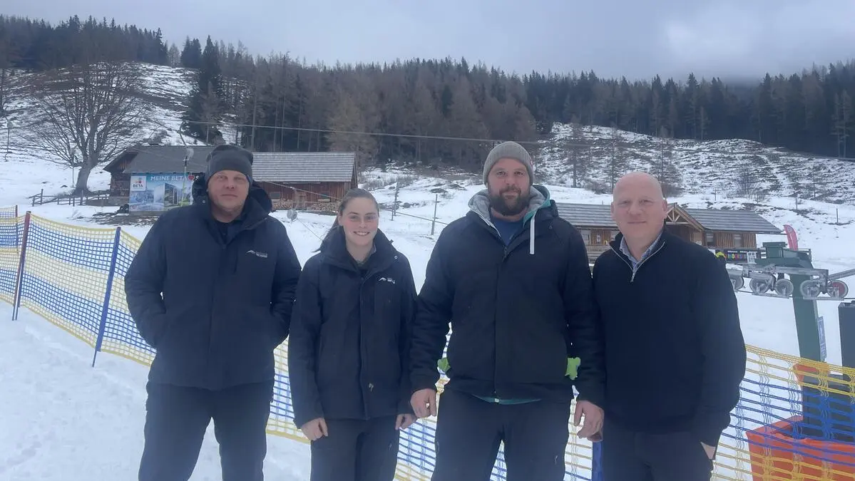Betriebsleiter Peter Huber (v.l.n.r.), Lehrling Jasmin Lackner, Betriebsleiter-Stv. Patrick Oberkofler und Geschäftsführer Oliver Freund