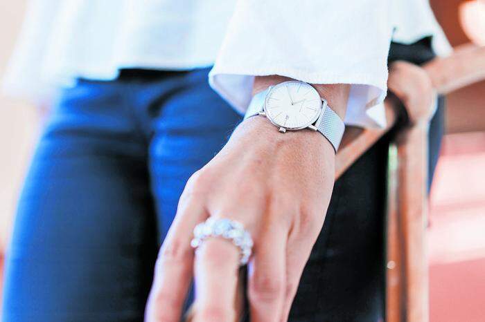 Deutsche Uhr. Da schau her: die Schweizerin mit einer deutschen Uhr am Hand­gelenk! Die Damenuhr ist von Junghans und sehr klassisch im Design. Sie ist eine von drei Uhren, die Nora Schmid abwechselnd trägt. „Eine Uhr brauche ich einfach.