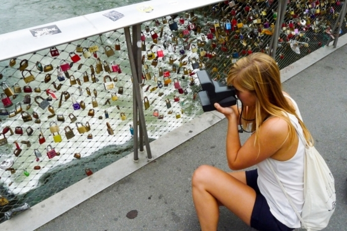 Ein Geheimtipp für alle Fotografie-Fans: der Polawalk in Graz. Mit Polaroidkameras ausgestattet und in Begleitung eines fachkundigen Guides entdecken die Teilnehmer der Tour die Stadt durch die Linse neu. Eine Leihkamera sowie ein Film, der für acht Fotos reicht, sind im Preis der Tour inbegriffen. Termine und Buchungen unter: www.polawalk.com/de/tours/graz