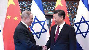 Chinas Präsident Xi Jinping und der israelische Premier Benjamin Netanjahu 2017 beim Händeschütteln