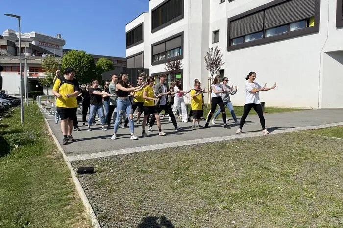 Neben Gymnastikübungen werden auch Tänze einstudiert.